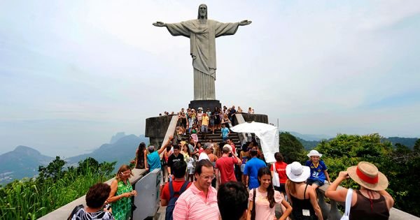 Foreign tourists spend record-high amounts in Brazil