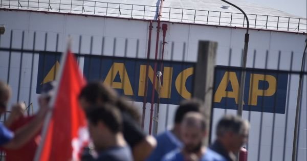 Amid strike, Uruguay's Ancap secures jet fuel supply through imports