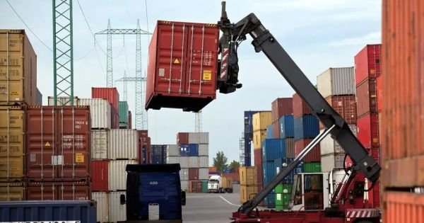 Brazil's Economy Ministry reports foreign trade surplus in October