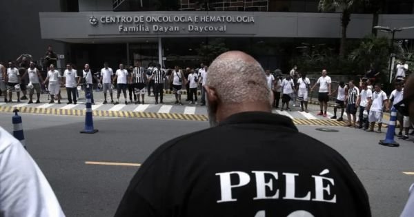Fans mount vigil at Pele's São Paulo hospital