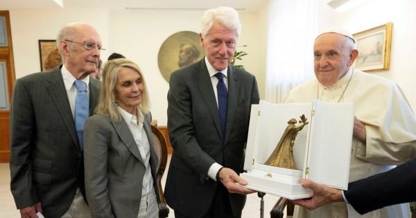 Pope Francis holds meeting with Bill Clinton and Soros' son