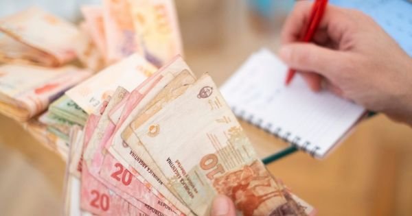 Argentine gov't orders 22% devaluation of the peso