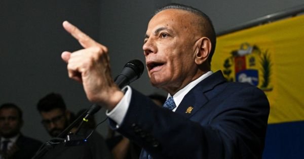 Venezuela: Rosales claims he is not Maduro's candidate