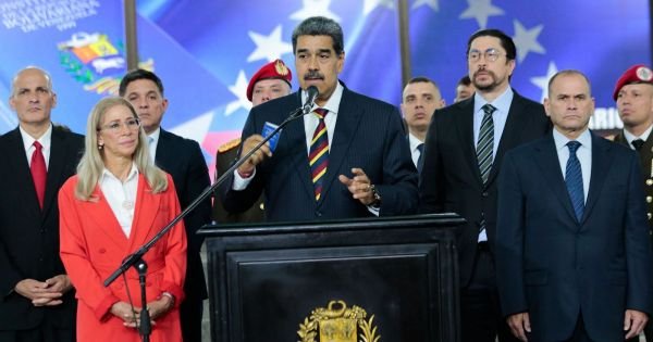 Maduro brings electoral documents to TSJ