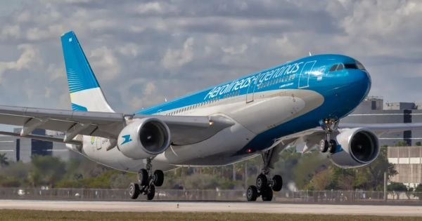 Sturzenegger underlines new conditions for Aerolíneas Argentinas strikes