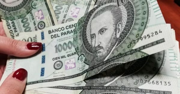 Paraguayan businesses concerned as dollar keeps soaring